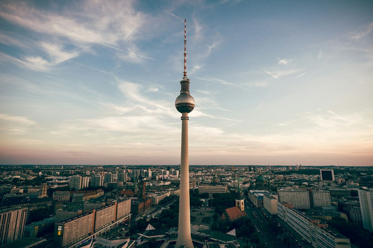 Blick auf den Berliner Fernsehturm bei Sonnenuntergang